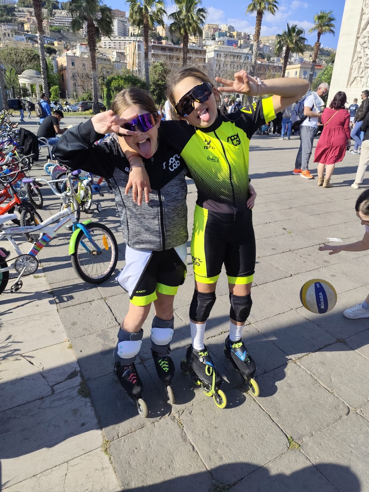Bambine con medaglia