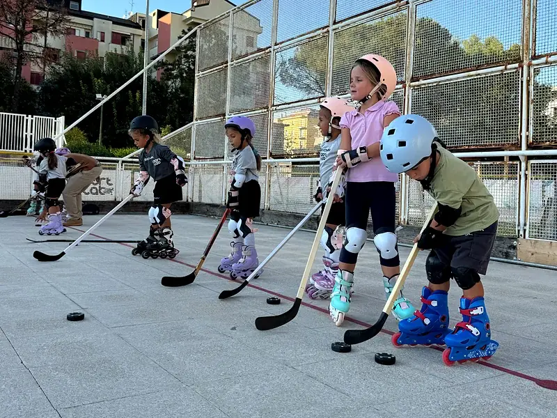Bambini con bastone e disco durante il corso di hockey inline ASD Sport Lab, Pontecagnano Salerno