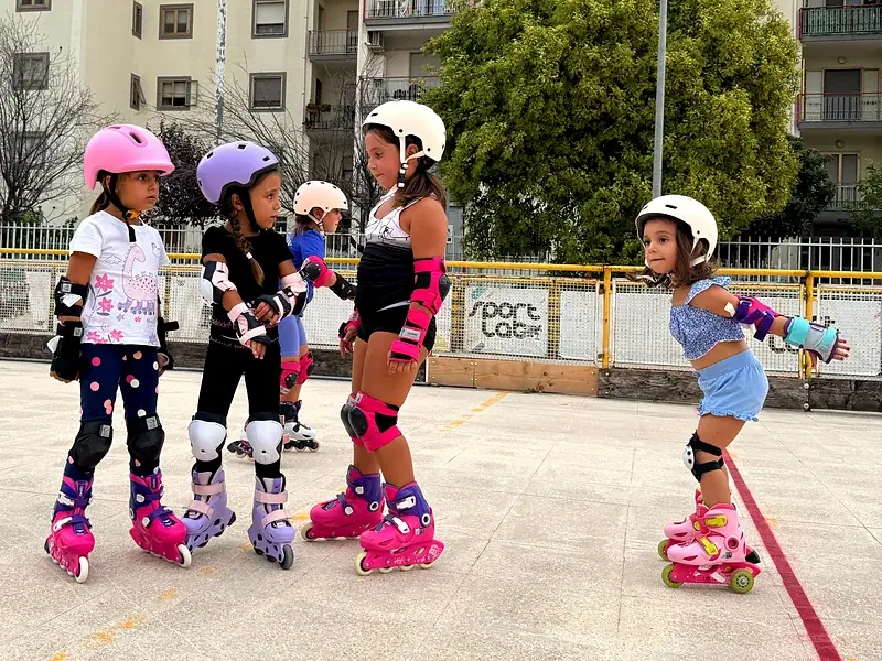 Bambine con pattini in linea durante il corso di pattinaggio corsa ASD Sport Lab sulla pista di Via Lazio, Pontecagnano