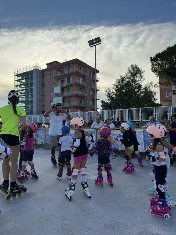 Allenamento di pattinaggio a rotelle con tanti bambini a Pontecagnano