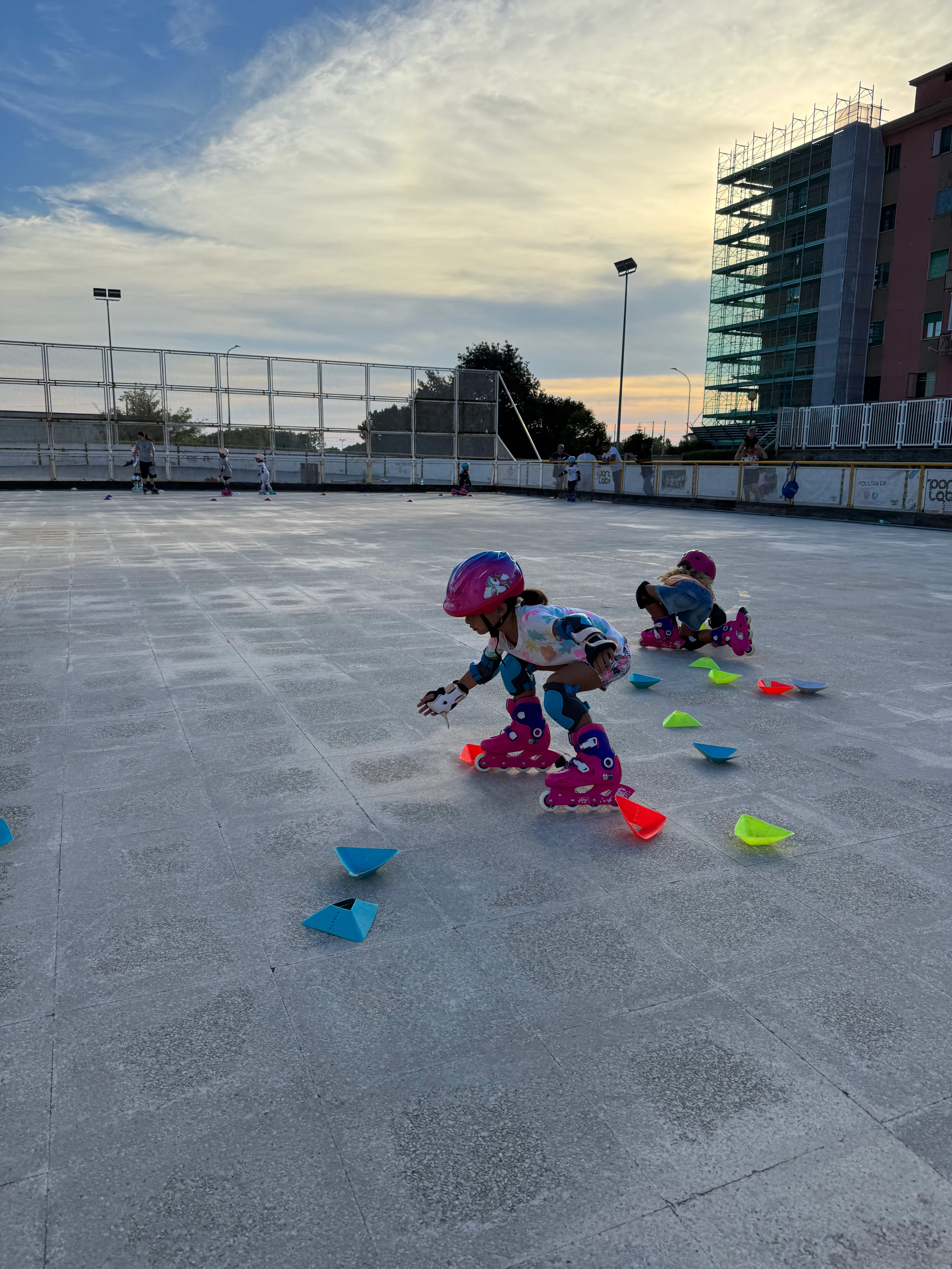 Bambini che giocano felici sui pattini a Salerno - ASD Sport Lab