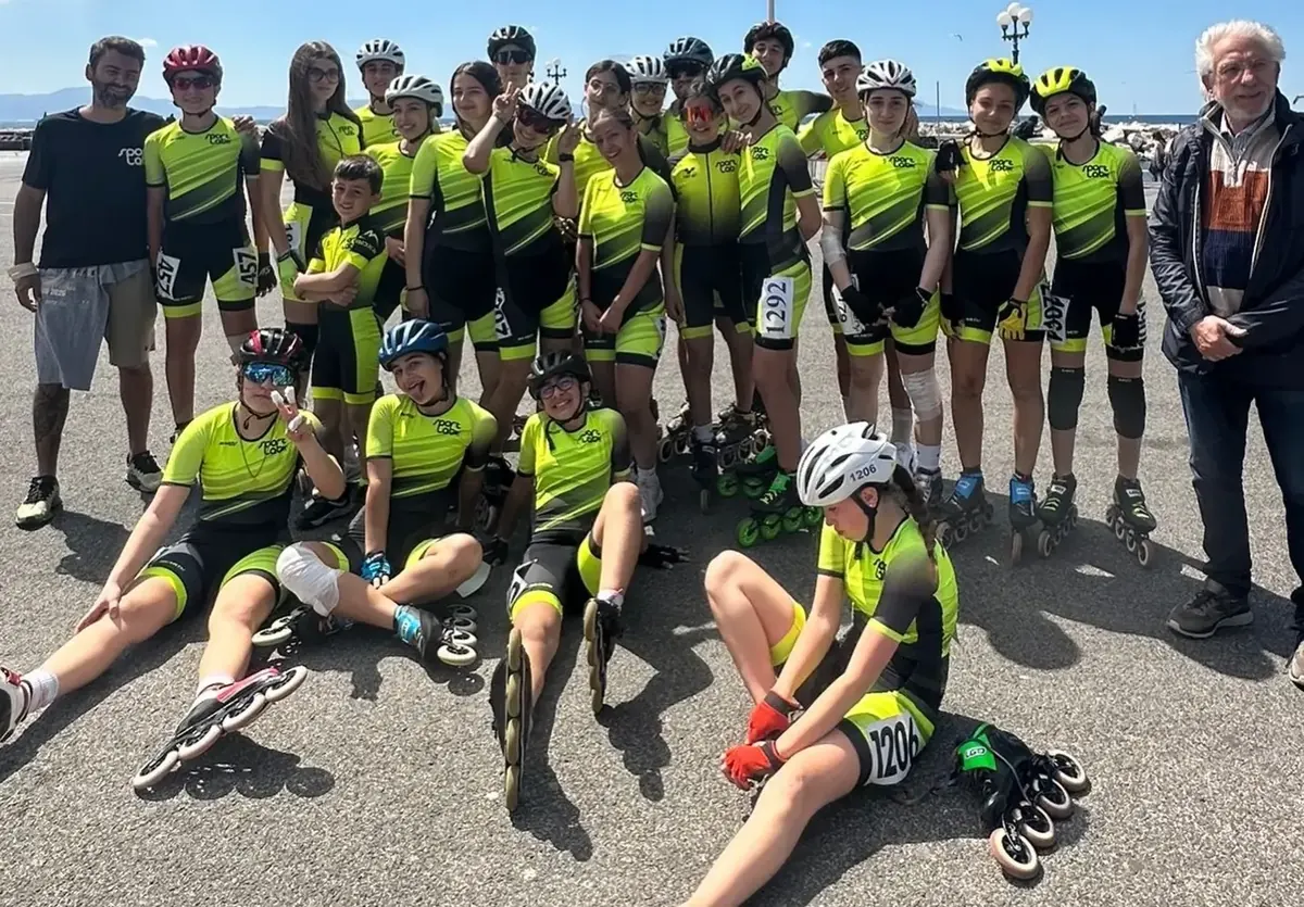 Gli atleti di ASD Sport Lab in divisa con i pattini sul lungomare di Napoli dopo il titolo regionale di pattinaggio corsa su strada 2026