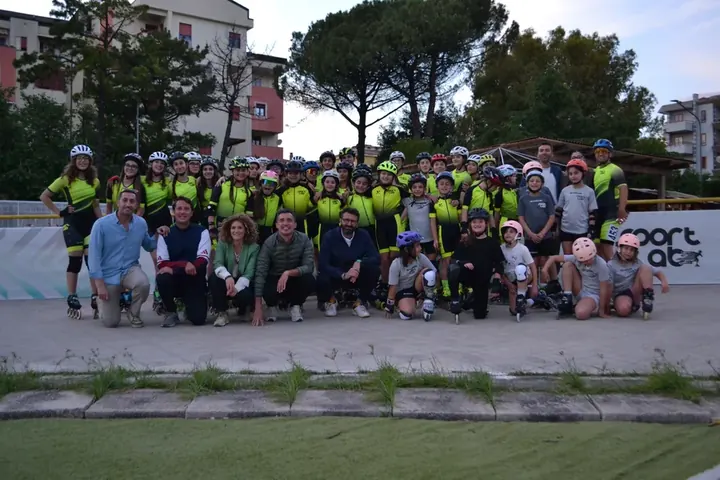 Il Sindaco di Pontecagnano Faiano Giuseppe Lanzara e l'amministrazione comunale con atleti, tecnici e famiglie di ASD Sport Lab al pattinodromo di Via Lazio