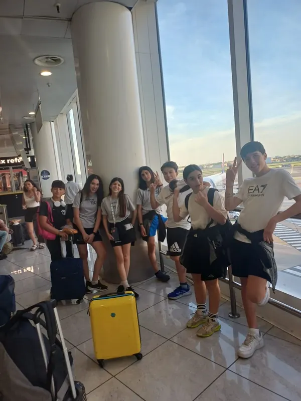 I ragazzi di Sport Lab in aeroporto, pronti a partire per la Sardegna