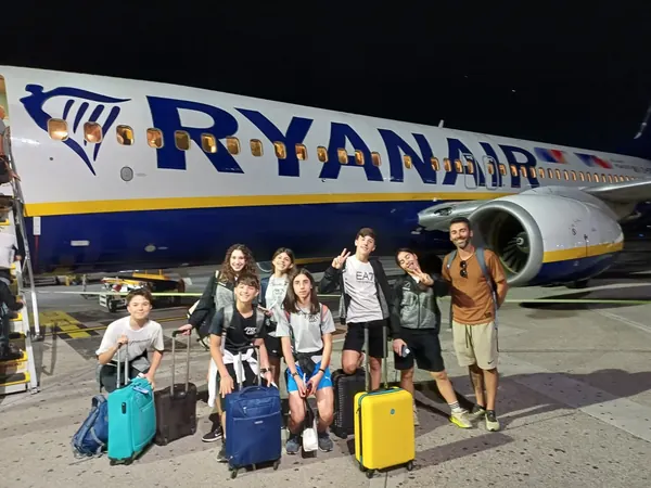 La squadra di Sport Lab ai piedi dell'aereo, in viaggio verso Elmas