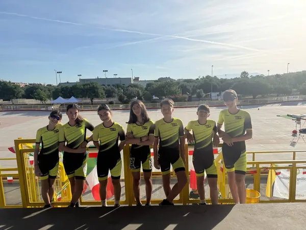 Gli atleti di Sport Lab in divisa a bordo della pista di Elmas