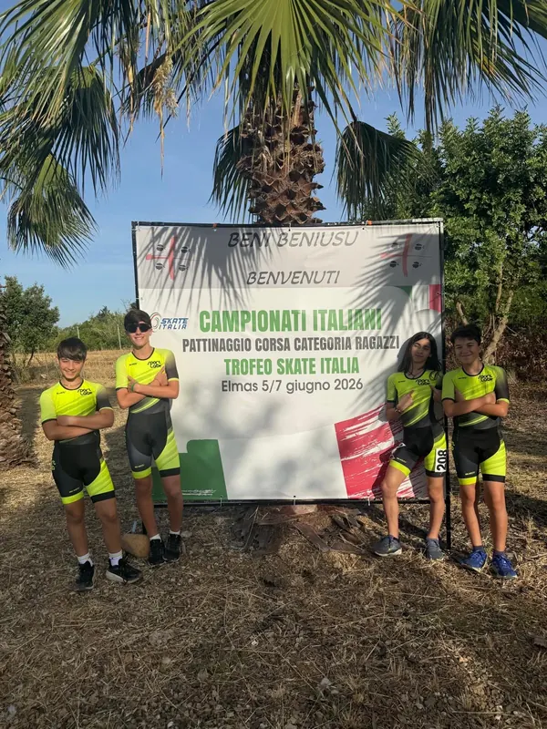 Quattro atleti di Sport Lab davanti allo striscione dei Campionati Italiani Pattinaggio Corsa Categoria Ragazzi