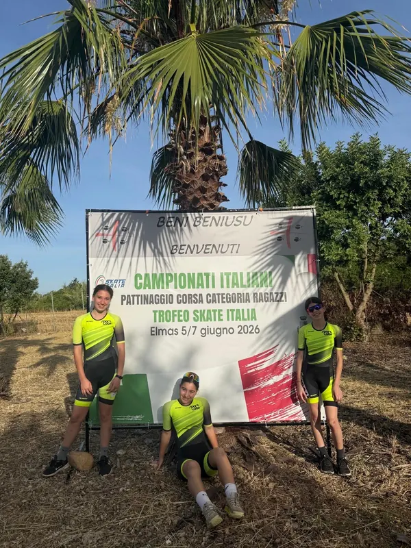 Le atlete di Sport Lab davanti allo striscione dei Campionati Italiani di Elmas 2026