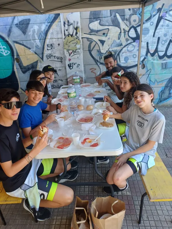 Pranzo di squadra sotto il gazebo durante la trasferta di Elmas