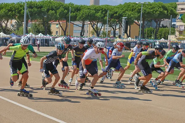 Lo scatto della partenza di una gara Seniores ai Campionati Italiani su strada