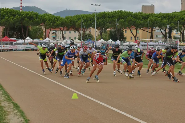 Il gruppo lanciato sul rettilineo del circuito di Vado Ligure, tra i pini e i gazebo delle società