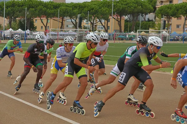 Testa del gruppo in piena spinta durante una gara Seniores maschile