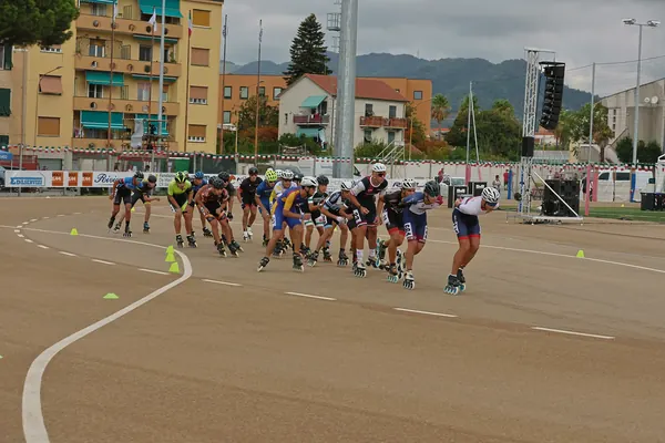 Il gruppo allungato sul circuito stradale di Vado Ligure, con le colline liguri sullo sfondo