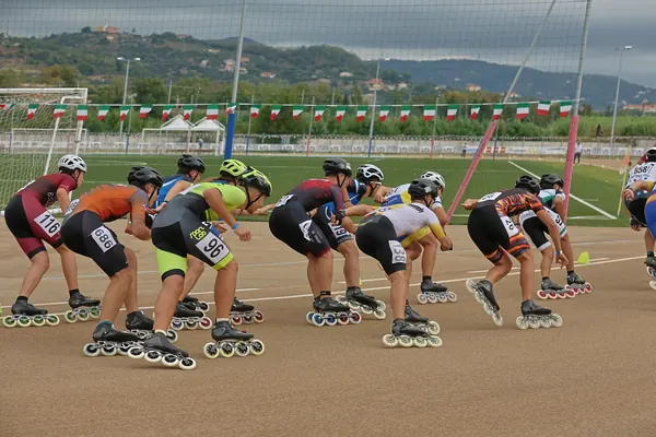 Pattinatori pronti alla partenza, tra loro un atleta di ASD Sport Lab in giallo fluo e nero