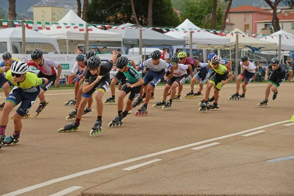 Gara maschile ai Campionati Italiani su strada, con un atleta in maglia giallo fluo in testa