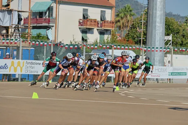 Il gruppo della gara Allievi femminile in curva sul circuito di Vado Ligure