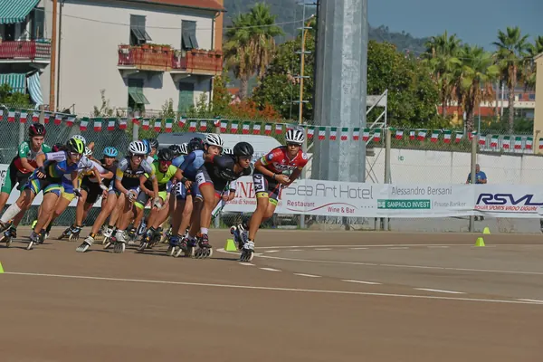 Pattinatrici Allieve lanciate in uscita dalla curva