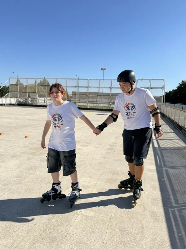 Un'atleta e il suo tecnico pattinano mano nella mano sulla pista di Pontecagnano Faiano