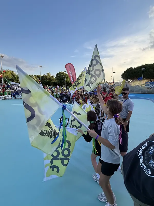 Le bambine di Sport Lab sventolano le bandiere della società alla sfilata inaugurale