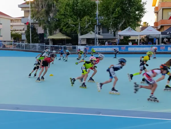 Atlete in gara in curva durante le competizioni dei Giochi Nazionali