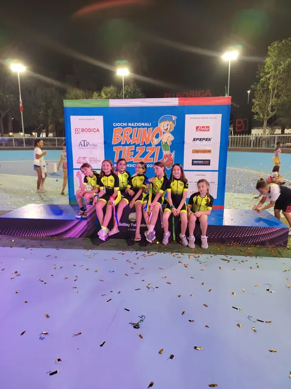Le atlete di Sport Lab sul palco delle premiazioni dei Giochi Nazionali Bruno Tiezzi