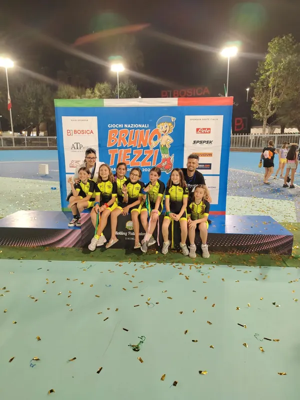 Le atlete di Sport Lab con Benedetta Dell'Anno e Guido Camardella sul palco a fine manifestazione