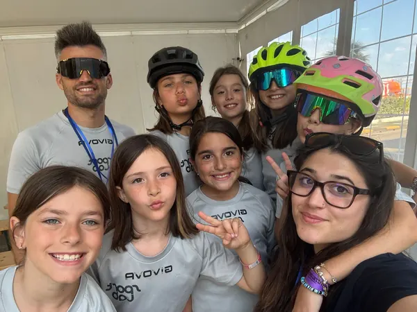 Selfie di gruppo delle atlete di Sport Lab con gli allenatori sotto la tenda della società