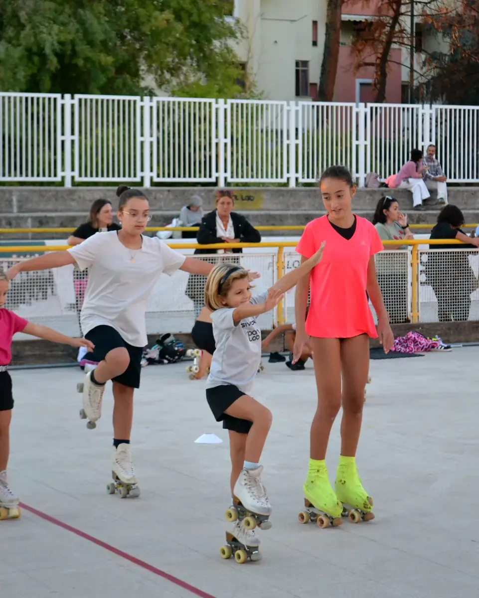 Allieve di diverse età in equilibrio su un piede durante il corso di pattinaggio artistico a rotelle ASD Sport Lab a Pontecagnano, vicino Salerno