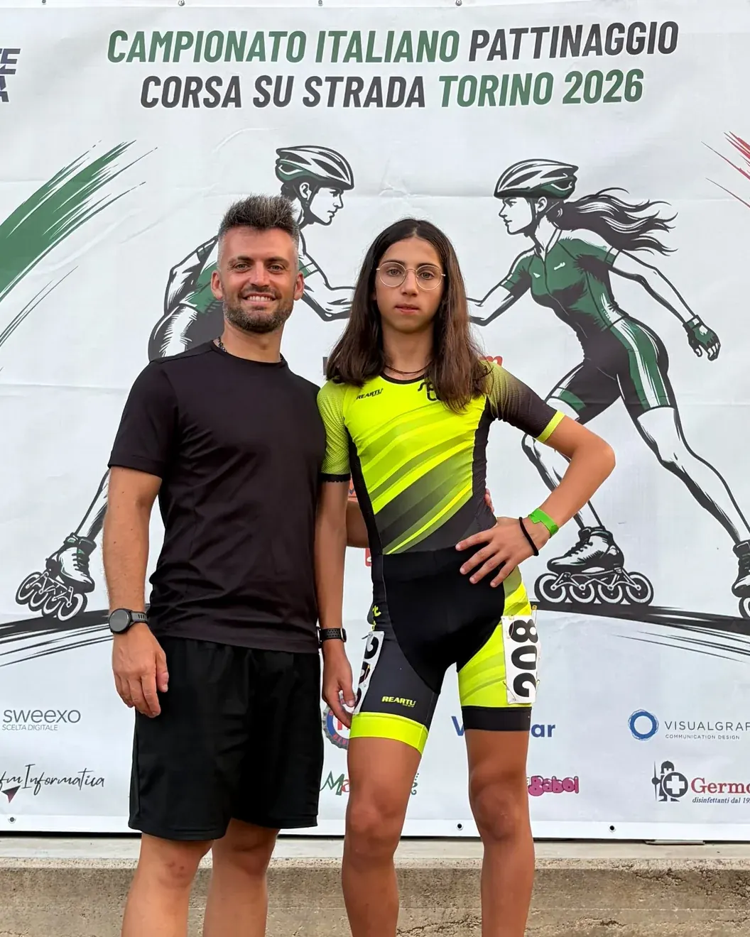 L'allenatore Guido Camardella con un'atleta di ASD Sport Lab ai Campionati Italiani di pattinaggio corsa su strada di Torino 2026