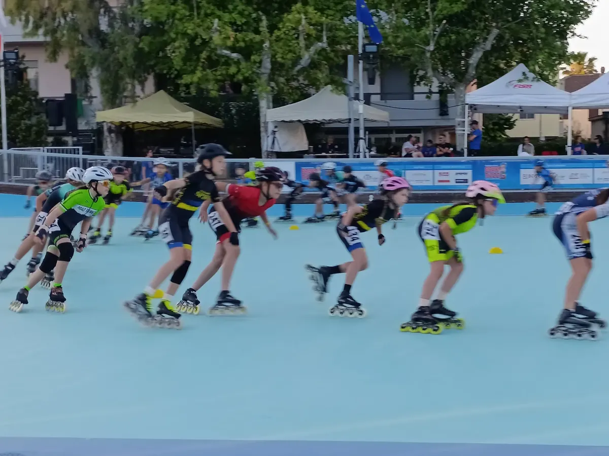 Bambini in gara con i pattini in linea ai Giochi Nazionali di pattinaggio corsa di Martinsicuro, tra loro le atlete di ASD Sport Lab di Pontecagnano