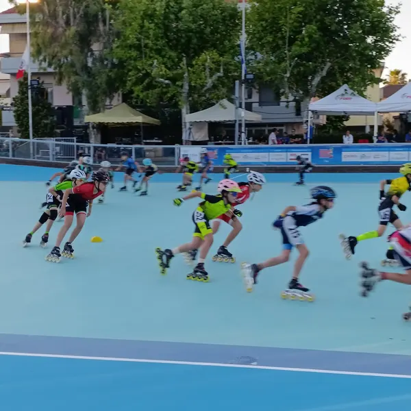 Bambine in gara sulla pista dei Giochi Nazionali Bruno Tiezzi di pattinaggio corsa
