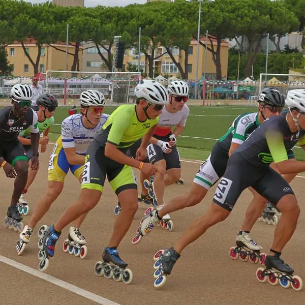 Gruppo di atleti in gara ai Campionati Italiani di pattinaggio corsa su strada di Vado Ligure