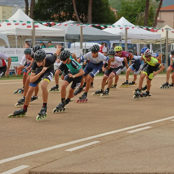 Gruppo di pattinatori in scia durante una gara dei Campionati Italiani di pattinaggio corsa su strada di Vado Ligure