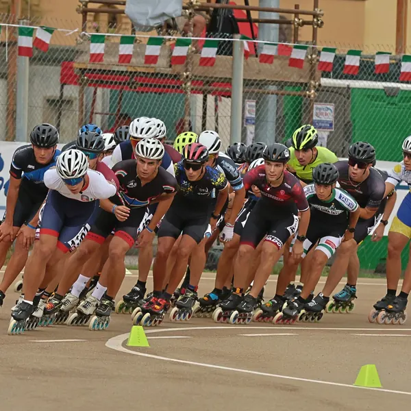Gruppo di pattinatori in piena velocità ai Campionati Italiani su strada