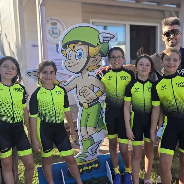 Le atlete Giovanissimi ed Esordienti di ASD Sport Lab con gli allenatori ai Giochi Nazionali di Martinsicuro